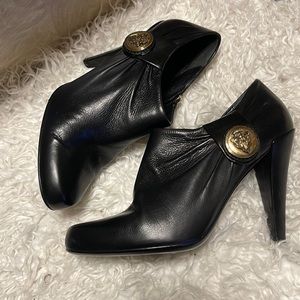 GUCCI SHOE
Hysteria Accent Leather Boots
Size: 9B